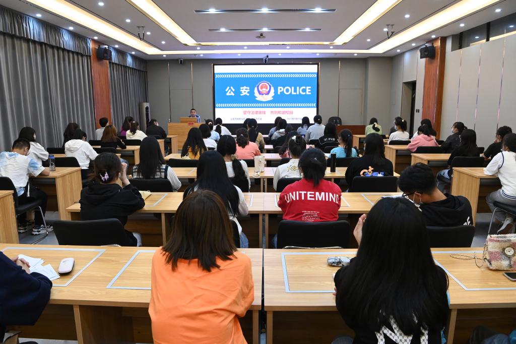 山西省财政税务专科学校为2021级新生举办法制教育讲座